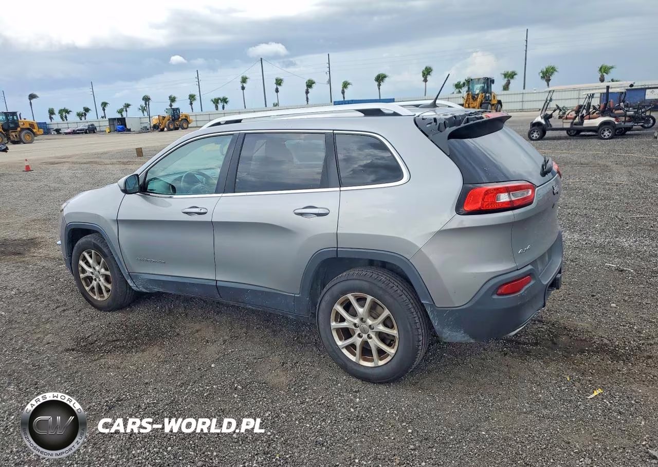 2015 Jeep Cherokee Latitude VIN:1C4PJMCS0FW523735 - 2