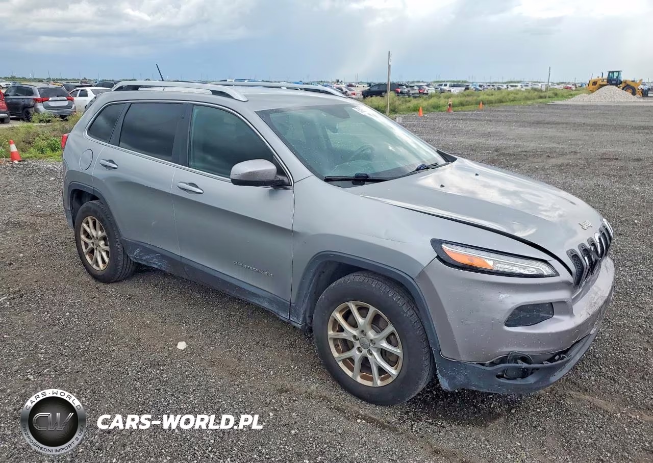 2015 Jeep Cherokee Latitude VIN:1C4PJMCS0FW523735 - 4