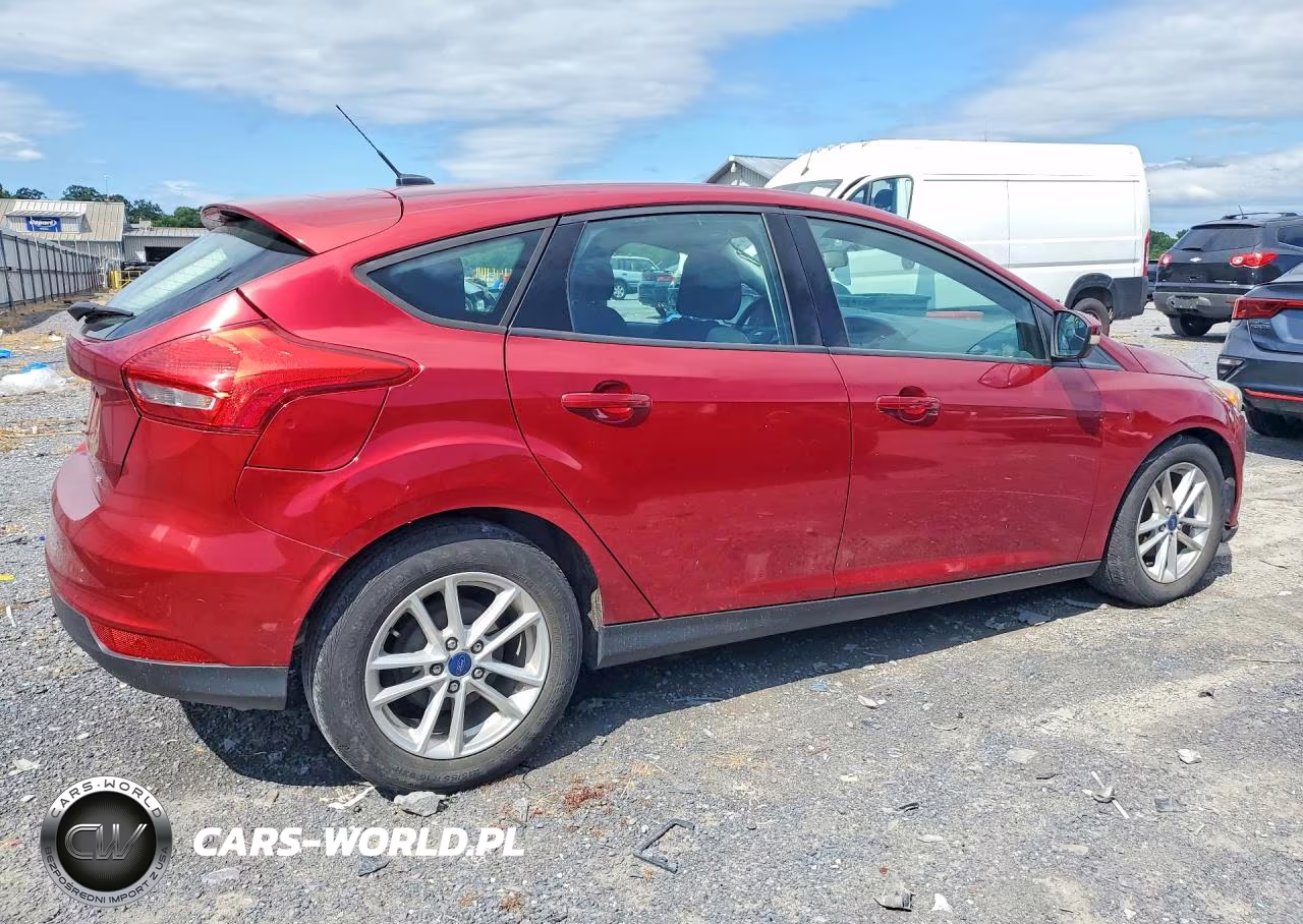 2017 Ford Focus Se VIN:1FADP3K24HL240925 - 3