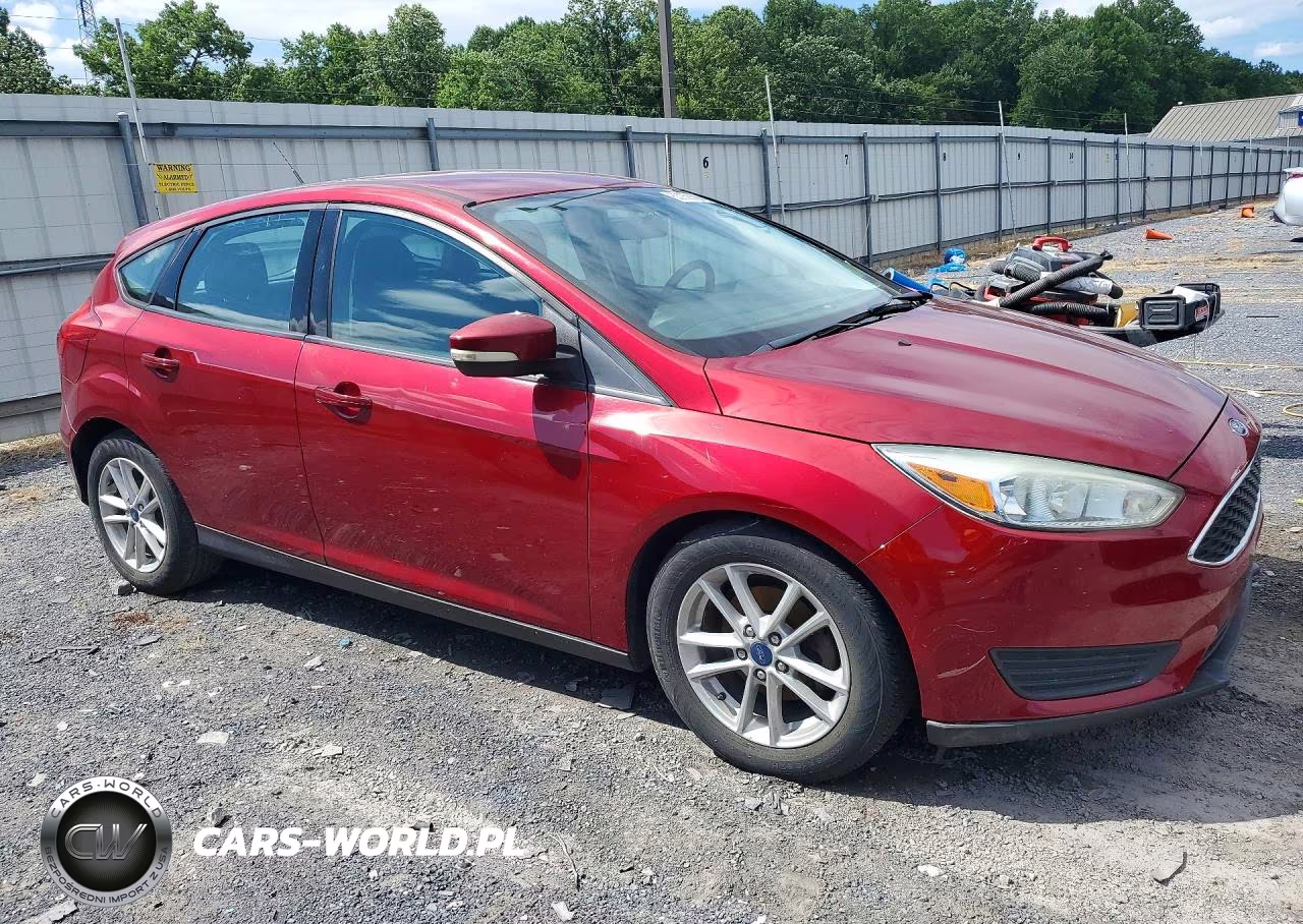 2017 Ford Focus Se VIN:1FADP3K24HL240925 - 4