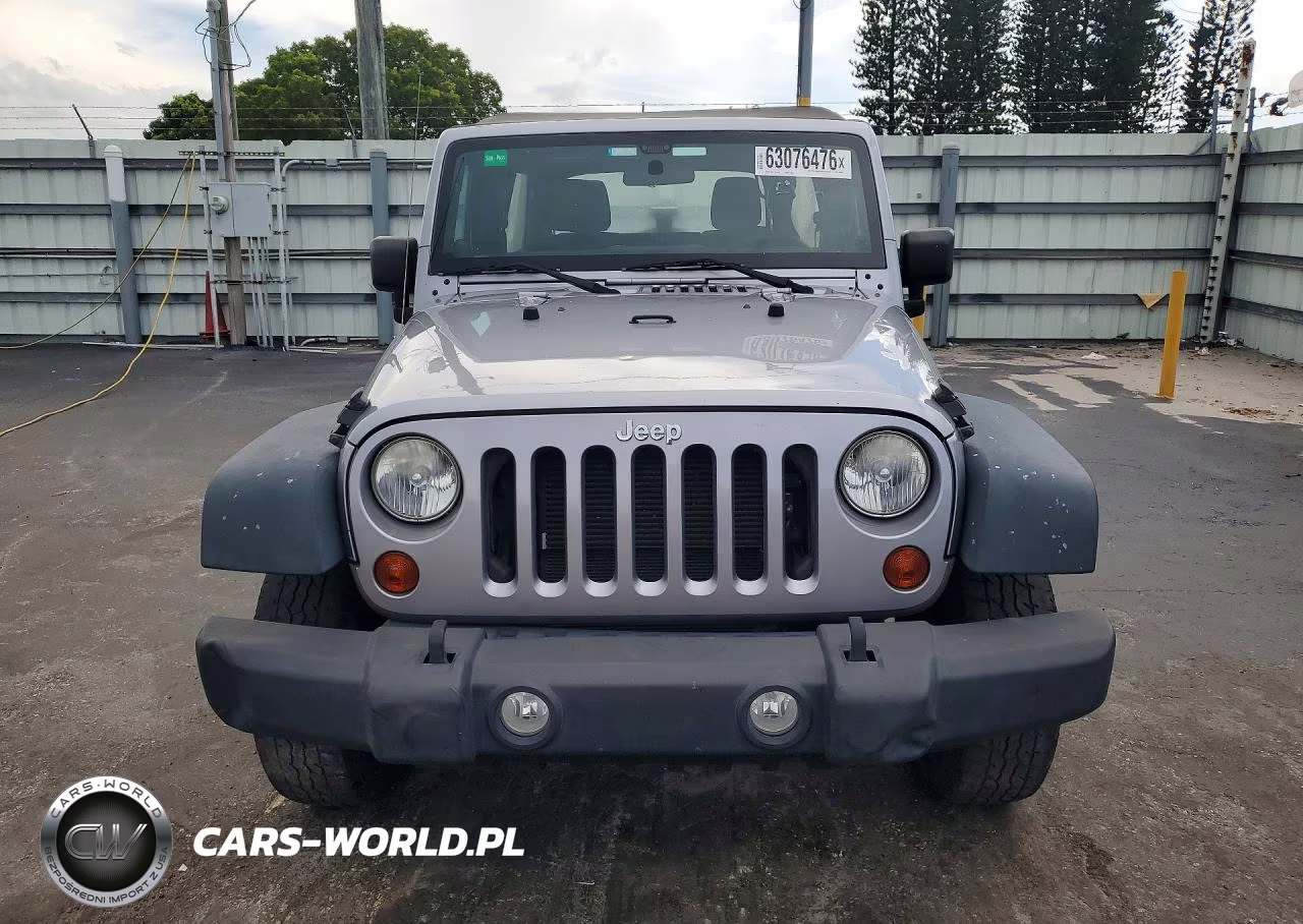 2013 Jeep Wrangler Unlimited Sport VIN:1C4BJWDG2DL705824 - 5