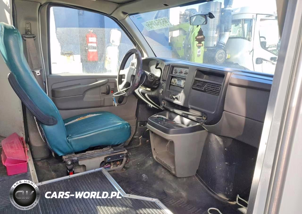 2004 Chevrolet Express G3500 VIN:1GBJG31U641111840 - 5