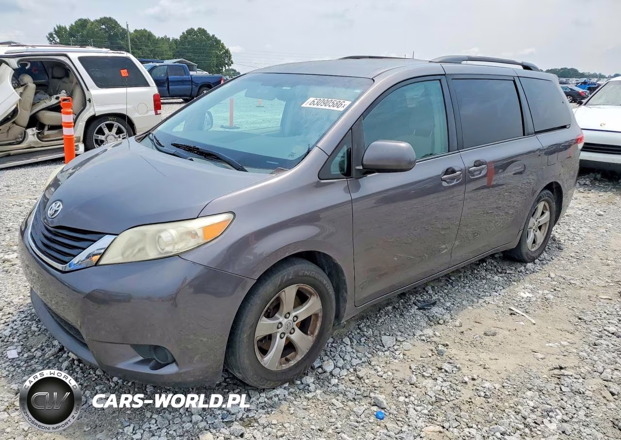 2011 Toyota Sienna Le – zdjęcie 1 z 13
