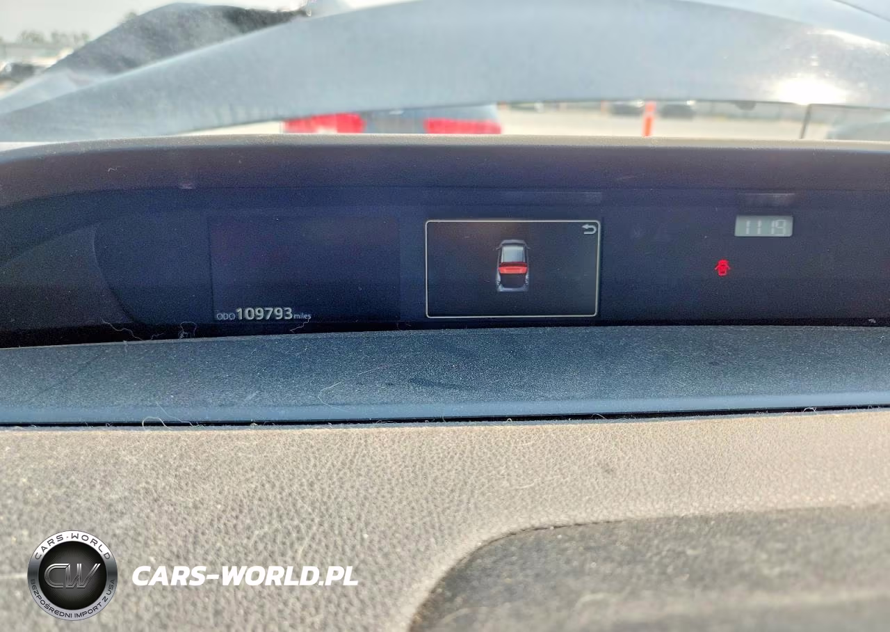 2018 Toyota Prius Three VIN:JTDKARFU3J3548272 - 9