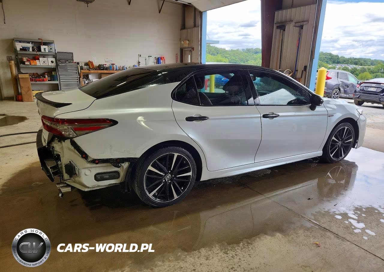 2018 Toyota Camry Xse VIN:4T1B61HK8JU156554 - 3