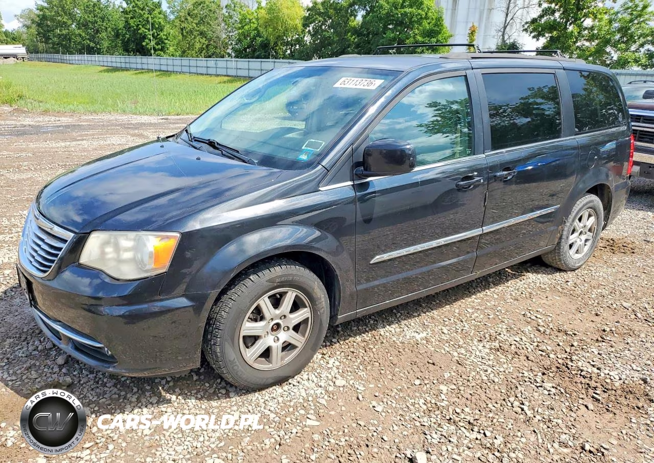 2013 Chrysler Town & Country Touring – zdjęcie 1 z 13