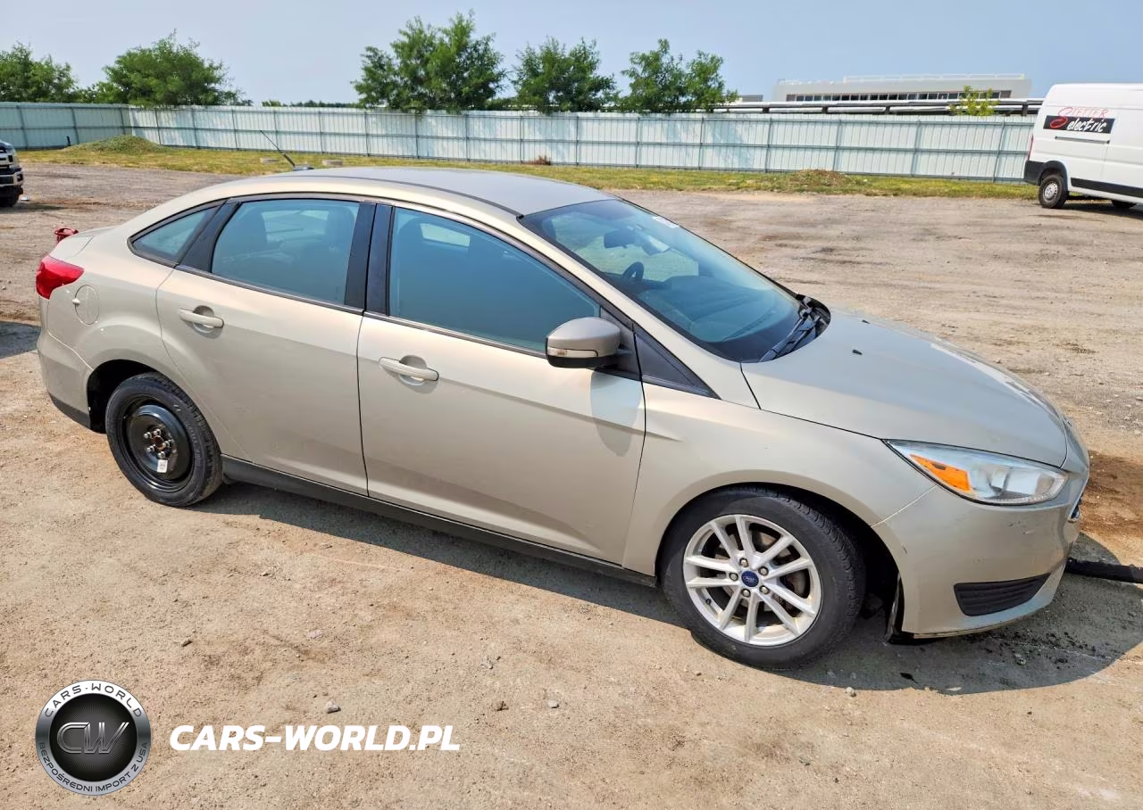 2016 Ford Focus Se VIN:1FADP3F29GL323436 - 4