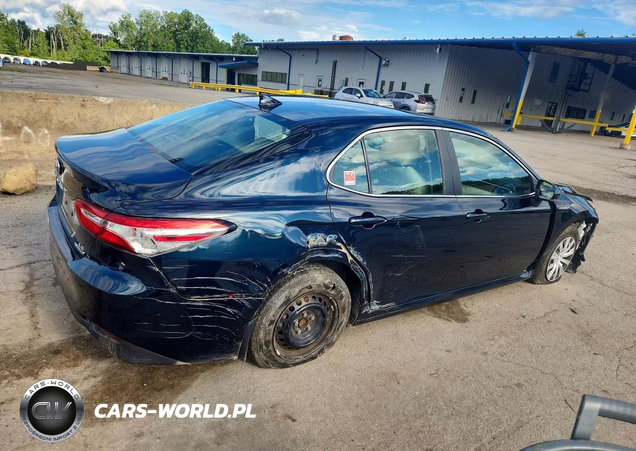 2018 Toyota Camry Le VIN:4T1B31HK4JU505945 - 3