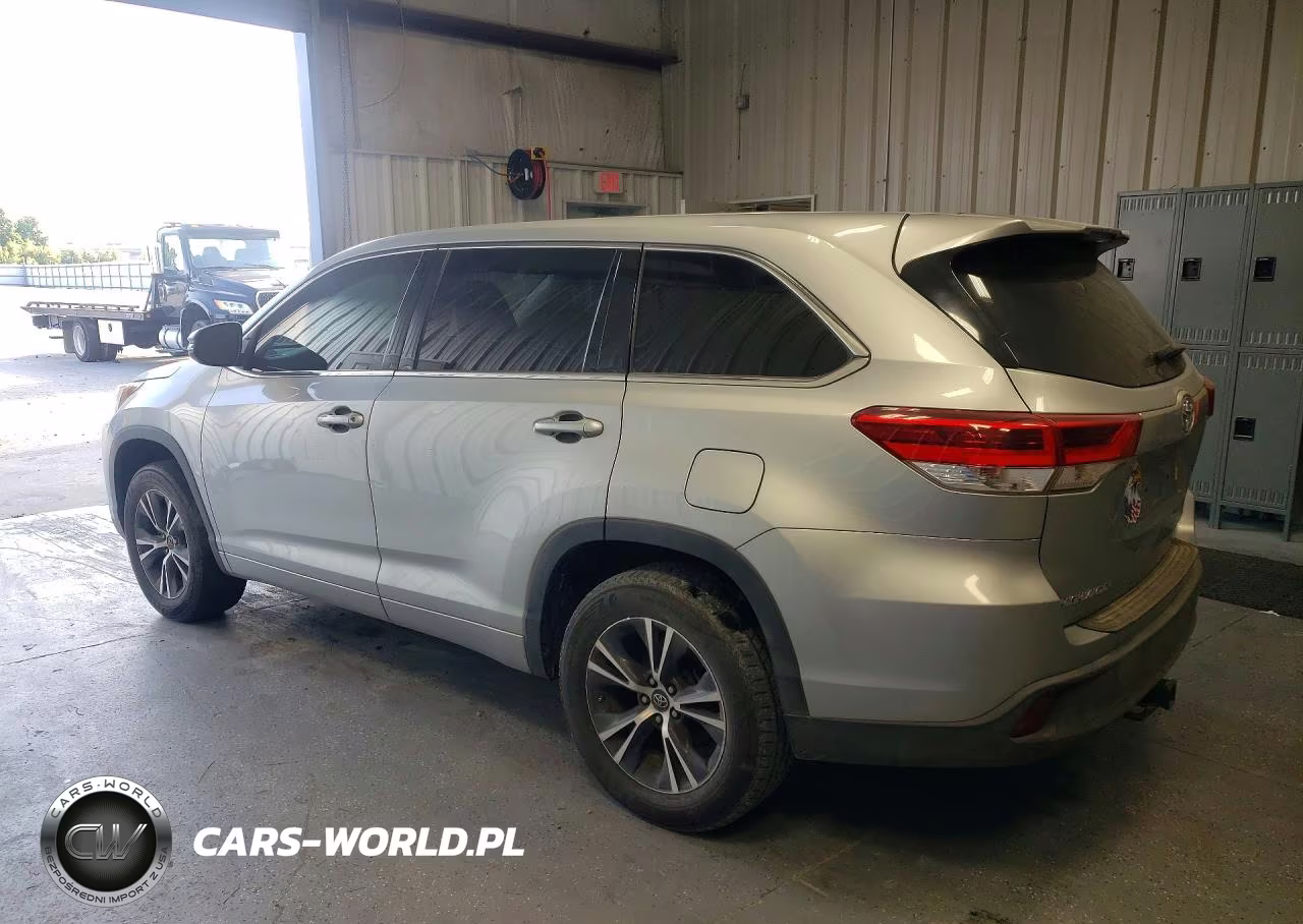 2018 Toyota Highlander Le VIN:5TDZZRFH3JS257702 - 2