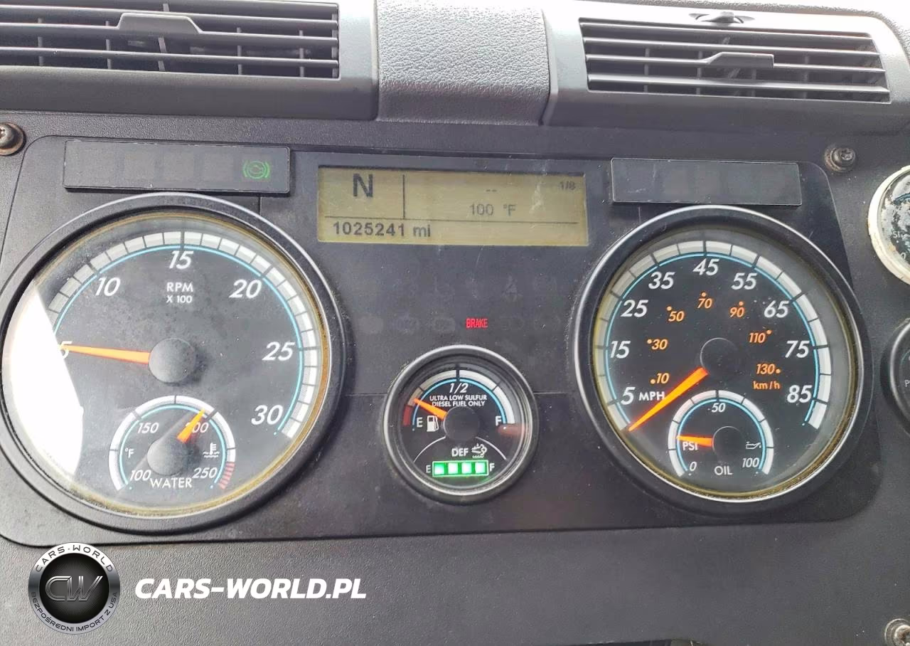 2015 Freightliner Cascadia 125 VIN:3AKJGLD59FSGB3759 - 9