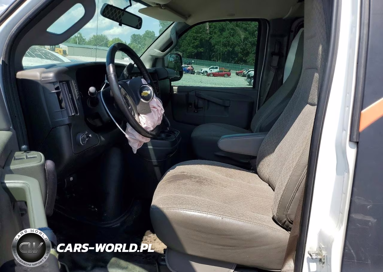 2019 Chevrolet Express G2500 VIN:1GCWGAFG9K1370649 - 7
