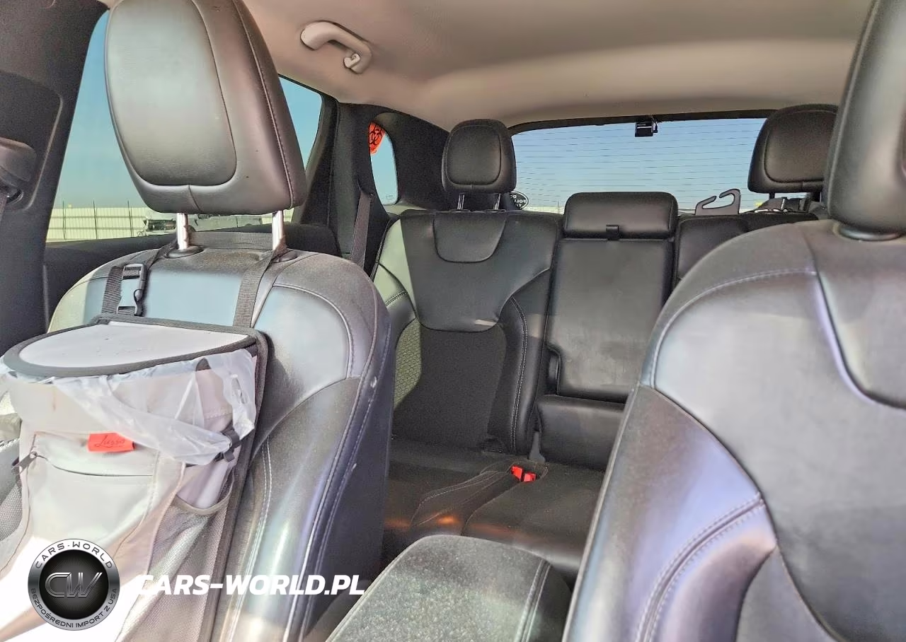 2020 Jeep Cherokee Latitude Plus VIN:1C4PJLLB4LD585804 - 10