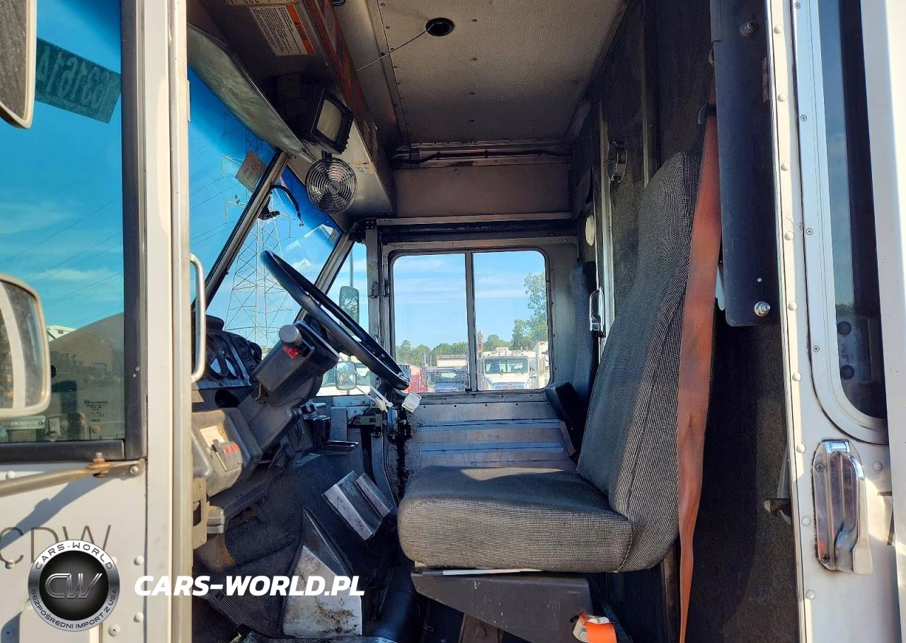2001 Freightliner Chassis M Line Walk-In Van VIN:4UZAANBW71CH53250 - 7