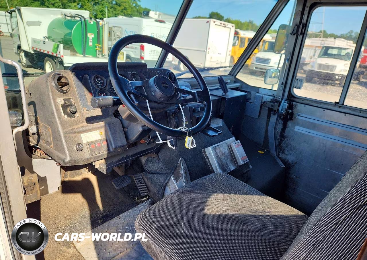 2001 Freightliner Chassis M Line Walk-In Van VIN:4UZAANBW71CH53250 - 8