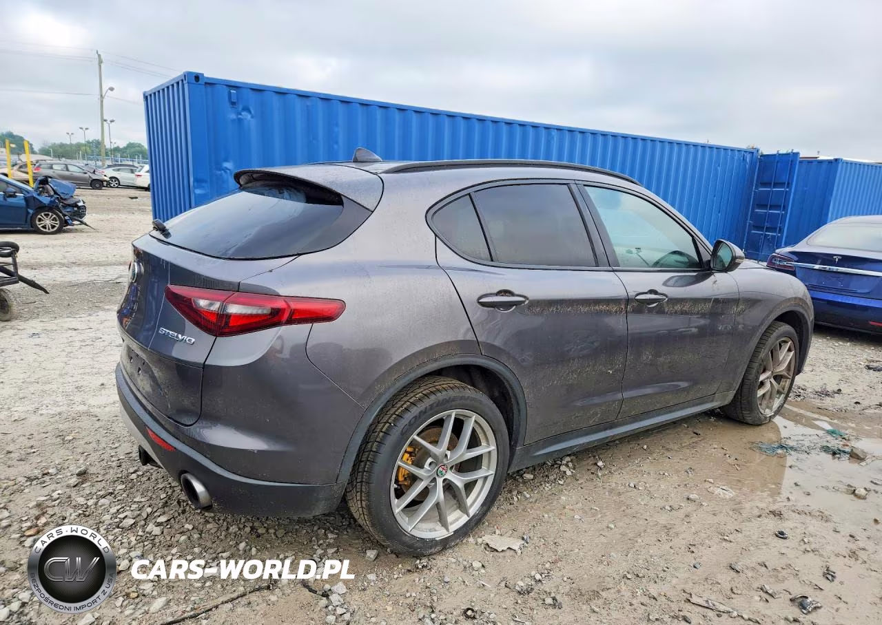 2018 Alfa Romeo Stelvio Ti Sport VIN:ZASFAKNN3J7B91646 - 3