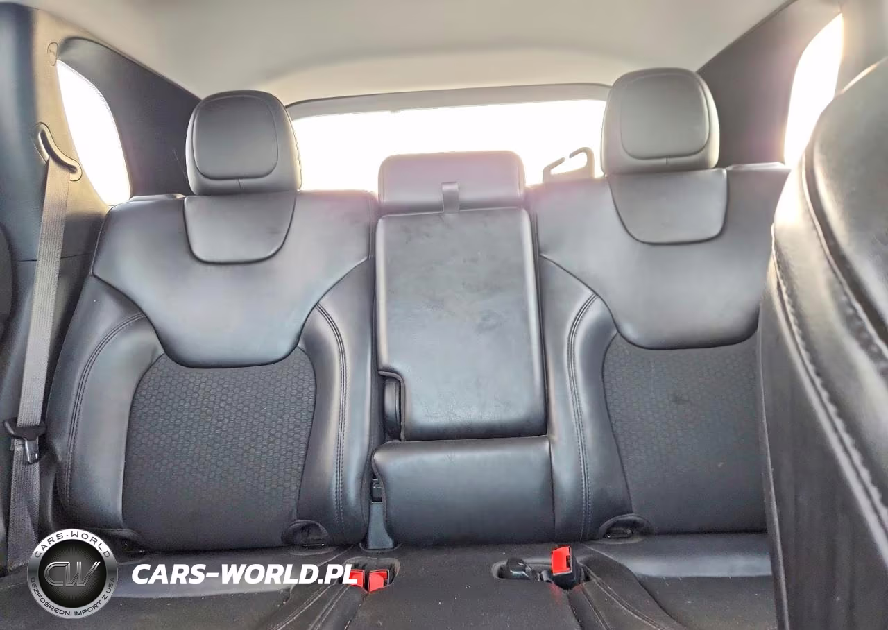 2019 Jeep Cherokee Latitude Plus VIN:1C4PJLLB0KD479090 - 10