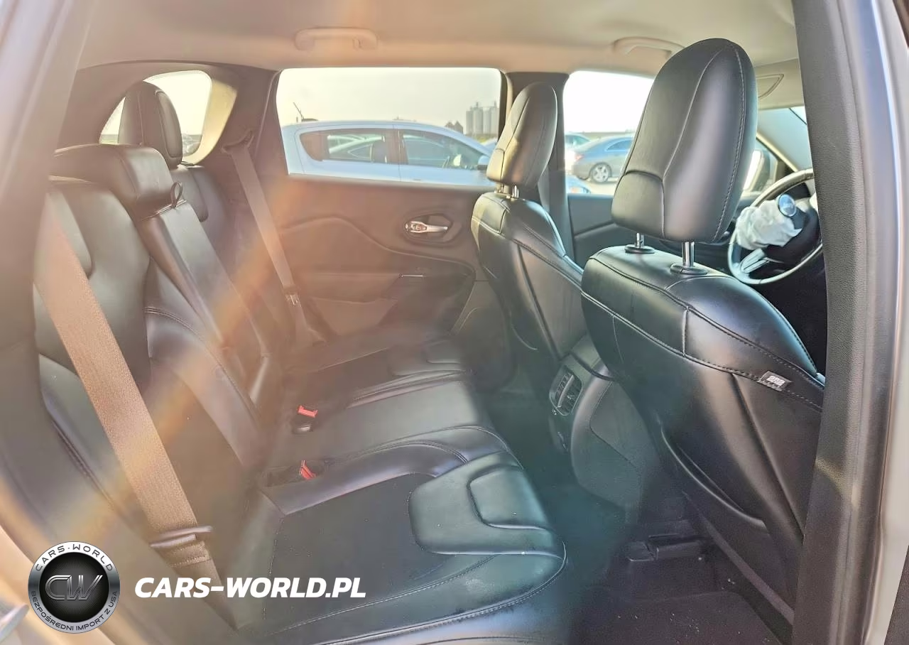 2019 Jeep Cherokee Latitude Plus VIN:1C4PJLLB0KD479090 - 11