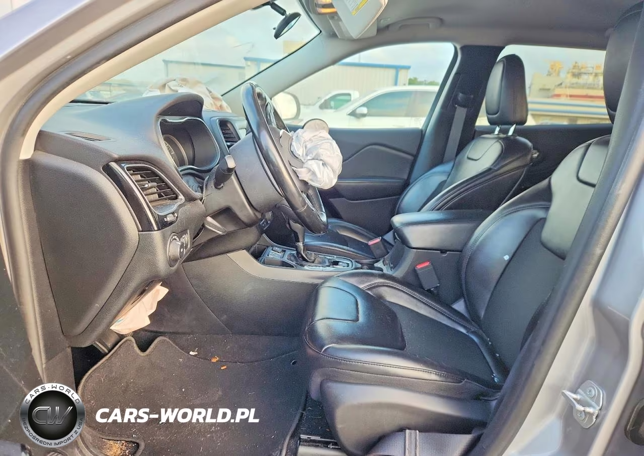 2019 Jeep Cherokee Latitude Plus VIN:1C4PJLLB0KD479090 - 7