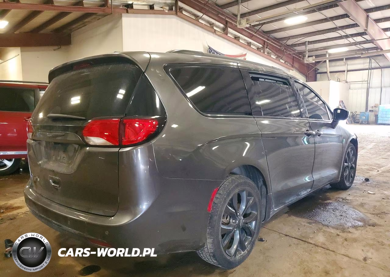 2018 Chrysler Pacifica Touring Plus VIN:2C4RC1FG6JR356825 - 3