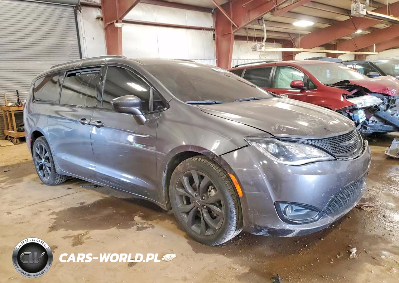 2018 Chrysler Pacifica Touring Plus VIN:2C4RC1FG6JR356825 - 4