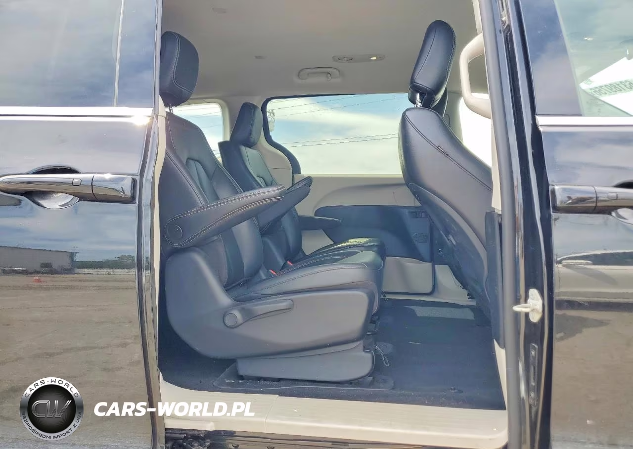 2022 Chrysler Pacifica Hybrid Touring L VIN:2C4RC1L74NR105733 - 11