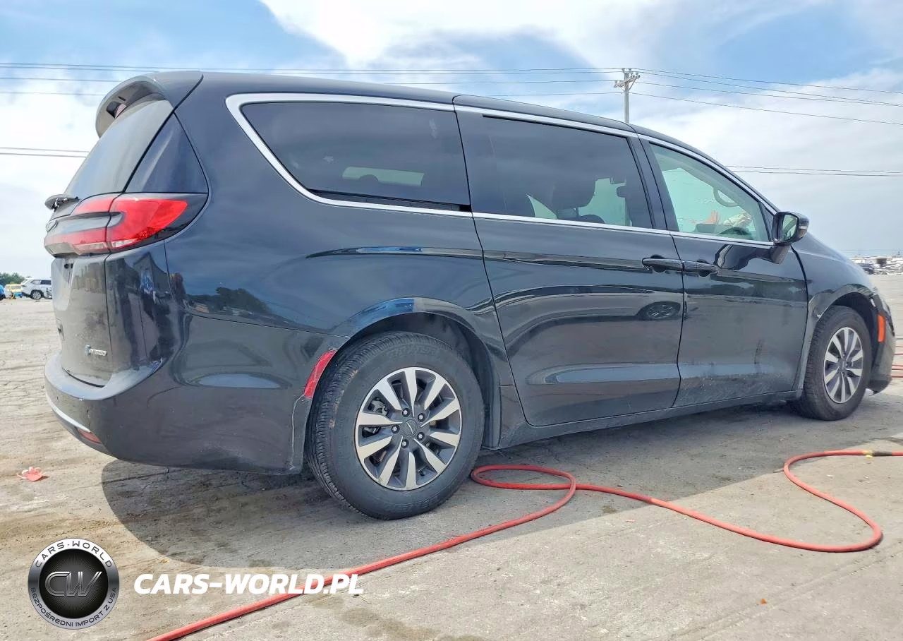 2022 Chrysler Pacifica Hybrid Touring L VIN:2C4RC1L74NR105733 - 3