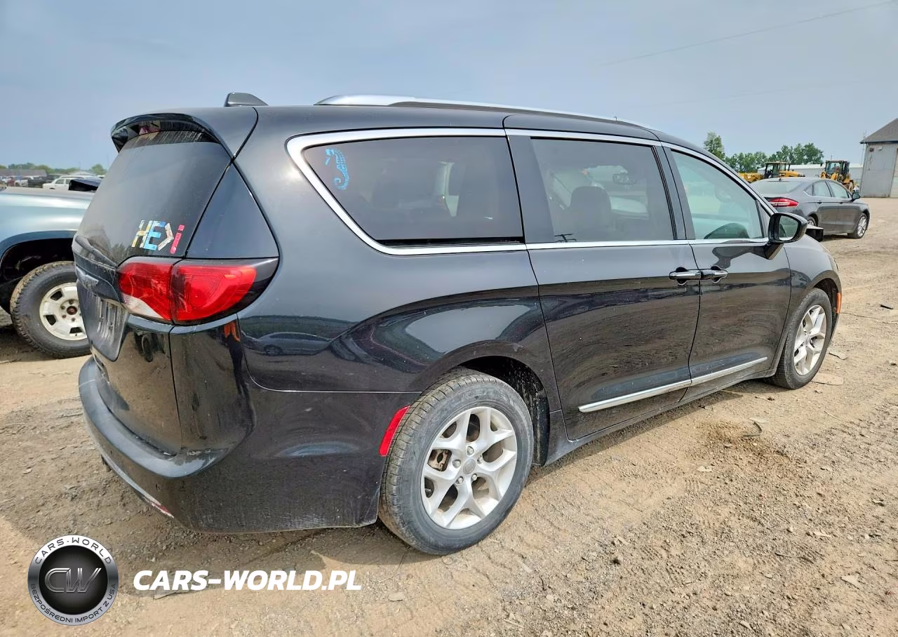 2017 Chrysler Pacifica Touring L Plus VIN:2C4RC1EG9HR578335 - 3