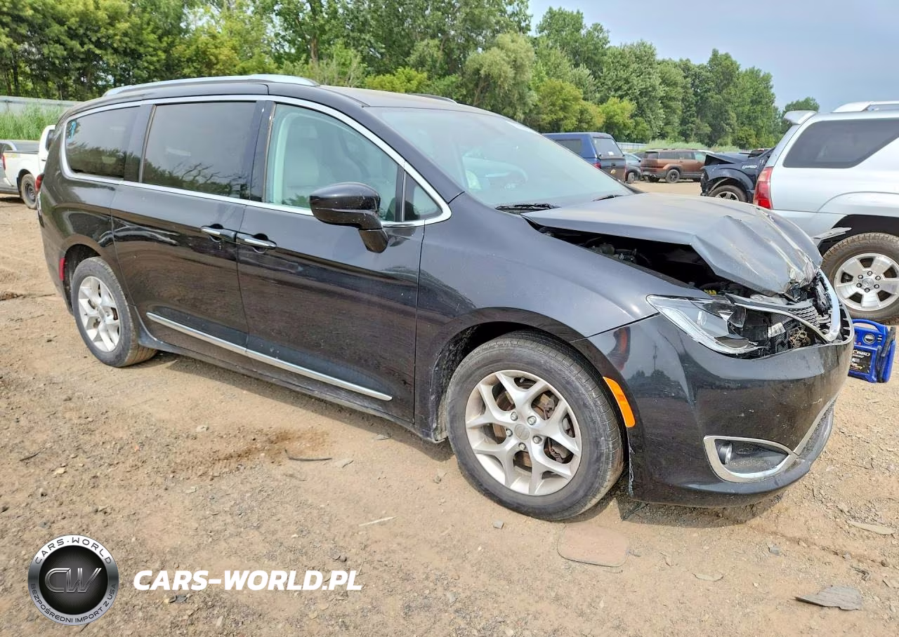 2017 Chrysler Pacifica Touring L Plus VIN:2C4RC1EG9HR578335 - 4