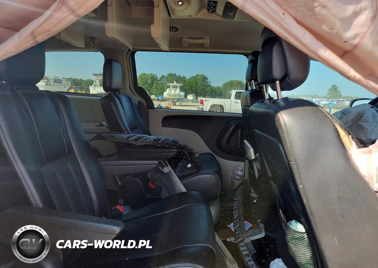 2015 Chrysler Town & Country Touring VIN:2C4RC1BG1FR545346 - 11