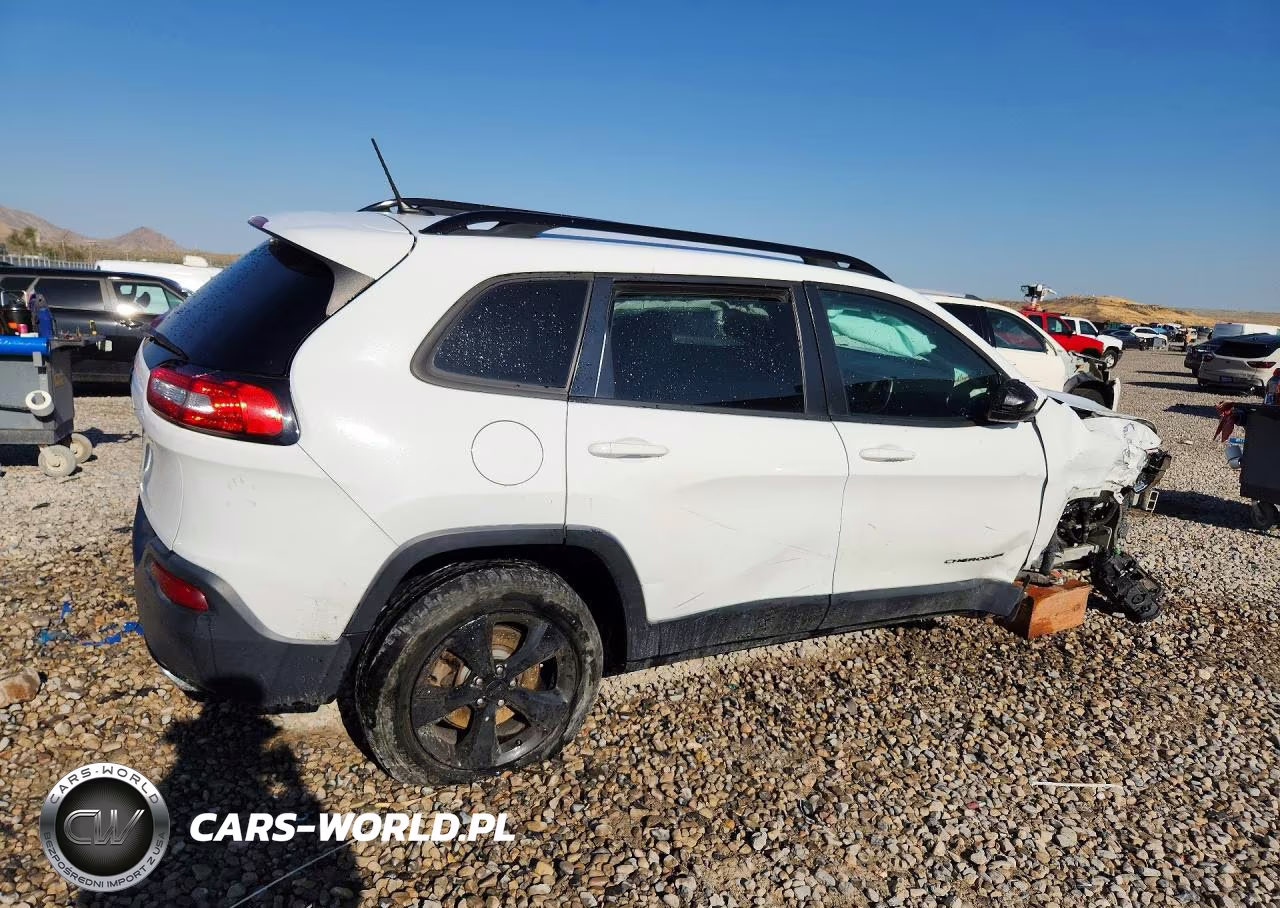 2015 Jeep Cherokee Latitude VIN:1C4PJMCS4FW776797 - 3