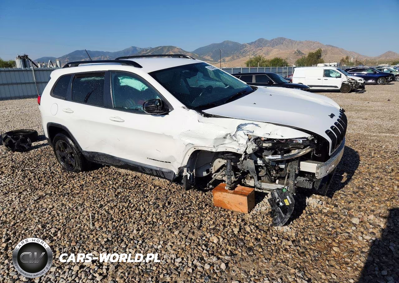2015 Jeep Cherokee Latitude VIN:1C4PJMCS4FW776797 - 4