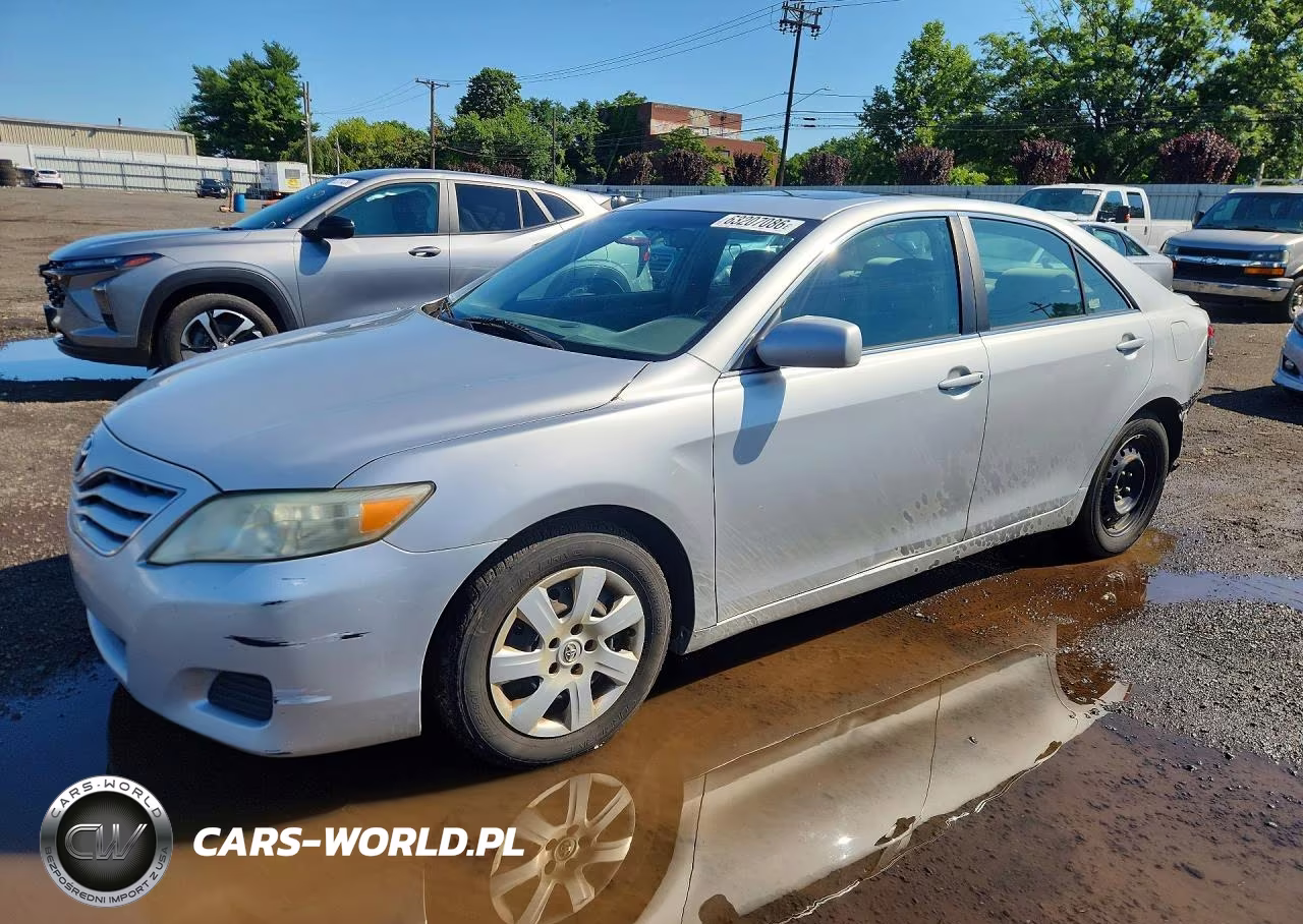 2010 Toyota Camry Le – zdjęcie 1 z 12