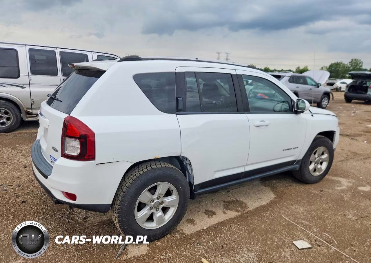 2016 Jeep Compass Latitude VIN:1C4NJCEA1GD744585 - 3