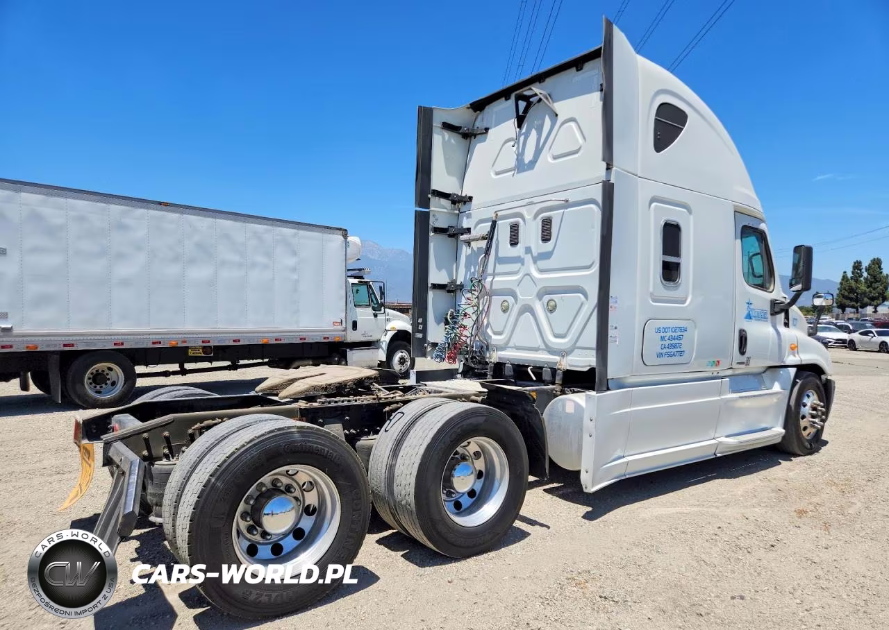 2015 Freightliner Cascadia 125 VIN:3AKJGLD5XFSGA7727 - 3