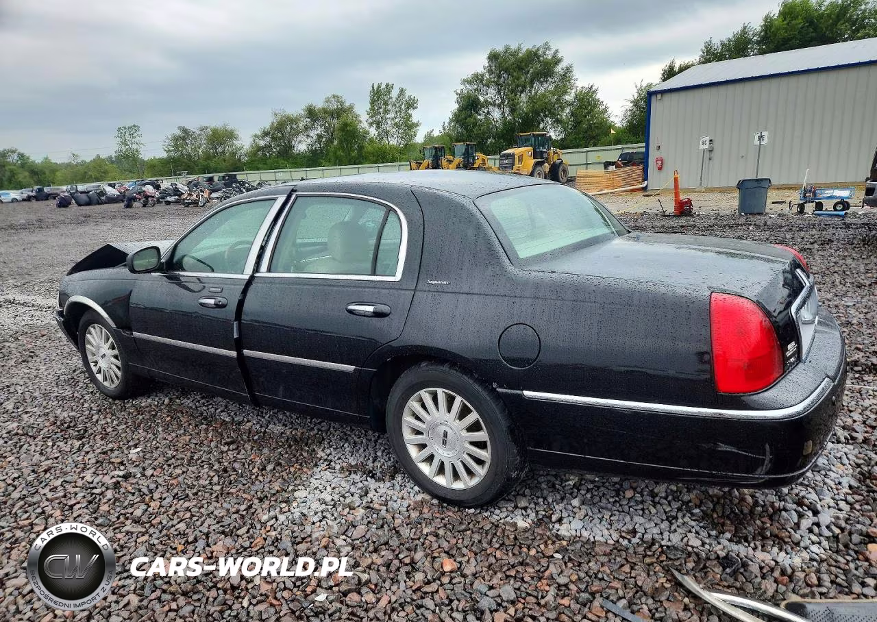 2003 Lincoln Town Car Signature VIN:1LNHM82W43Y703335 - 2