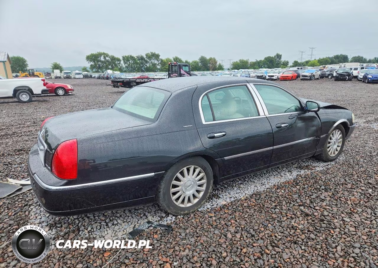 2003 Lincoln Town Car Signature VIN:1LNHM82W43Y703335 - 3