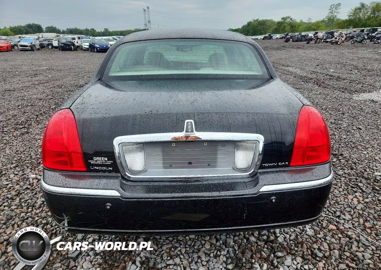2003 Lincoln Town Car Signature VIN:1LNHM82W43Y703335 - 6