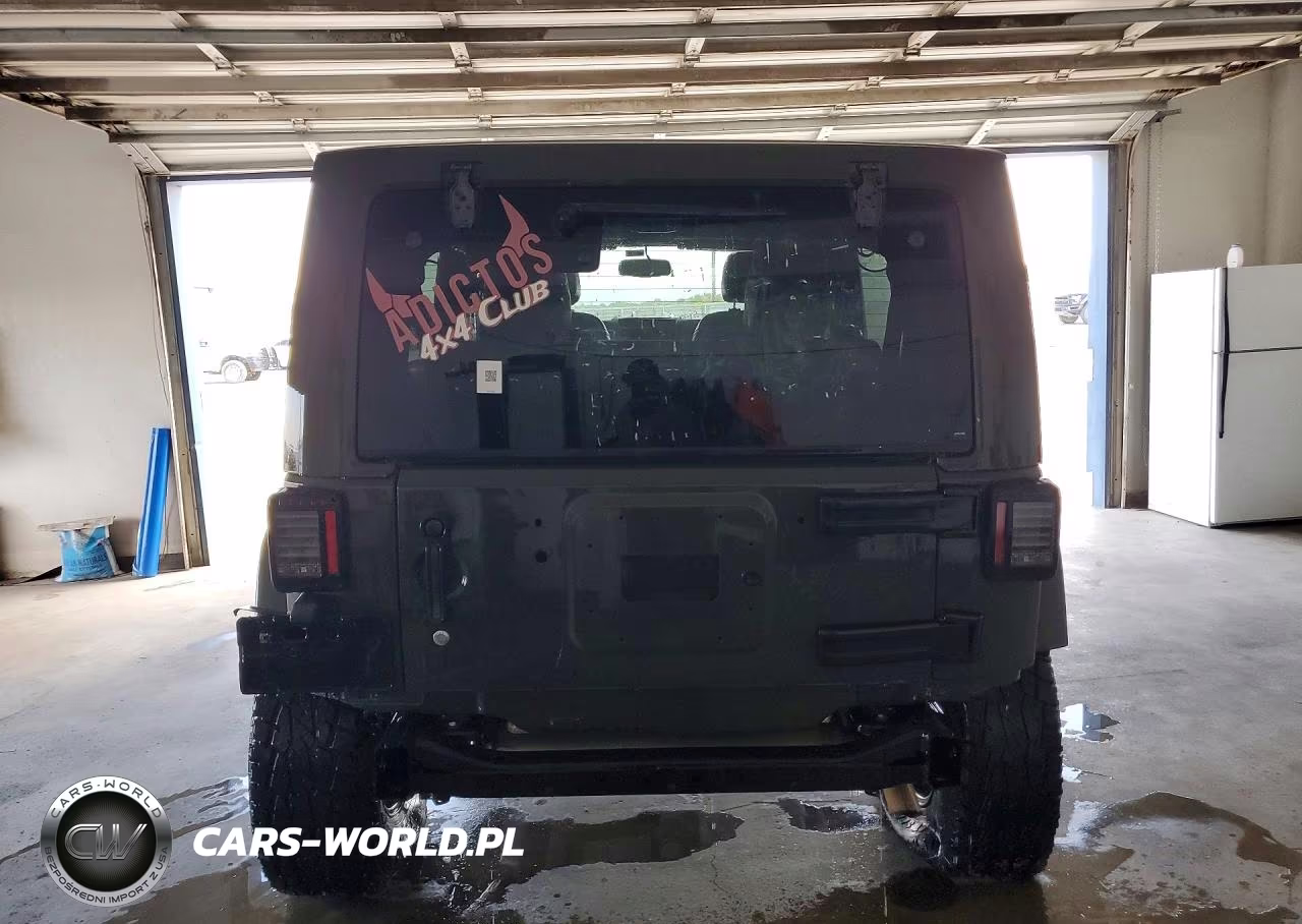 2015 Jeep Wrangler Unlimited Sahara VIN:1C4BJWEG9FL723142 - 6