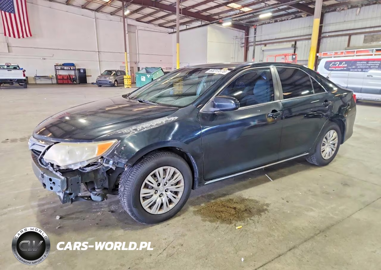 2014 Toyota Camry Le – zdjęcie 1 z 12