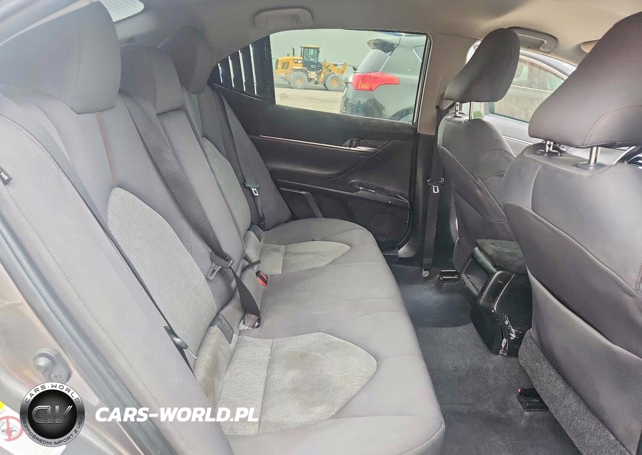 2018 Toyota Camry Le VIN:4T1B11HK6JU017604 - 10
