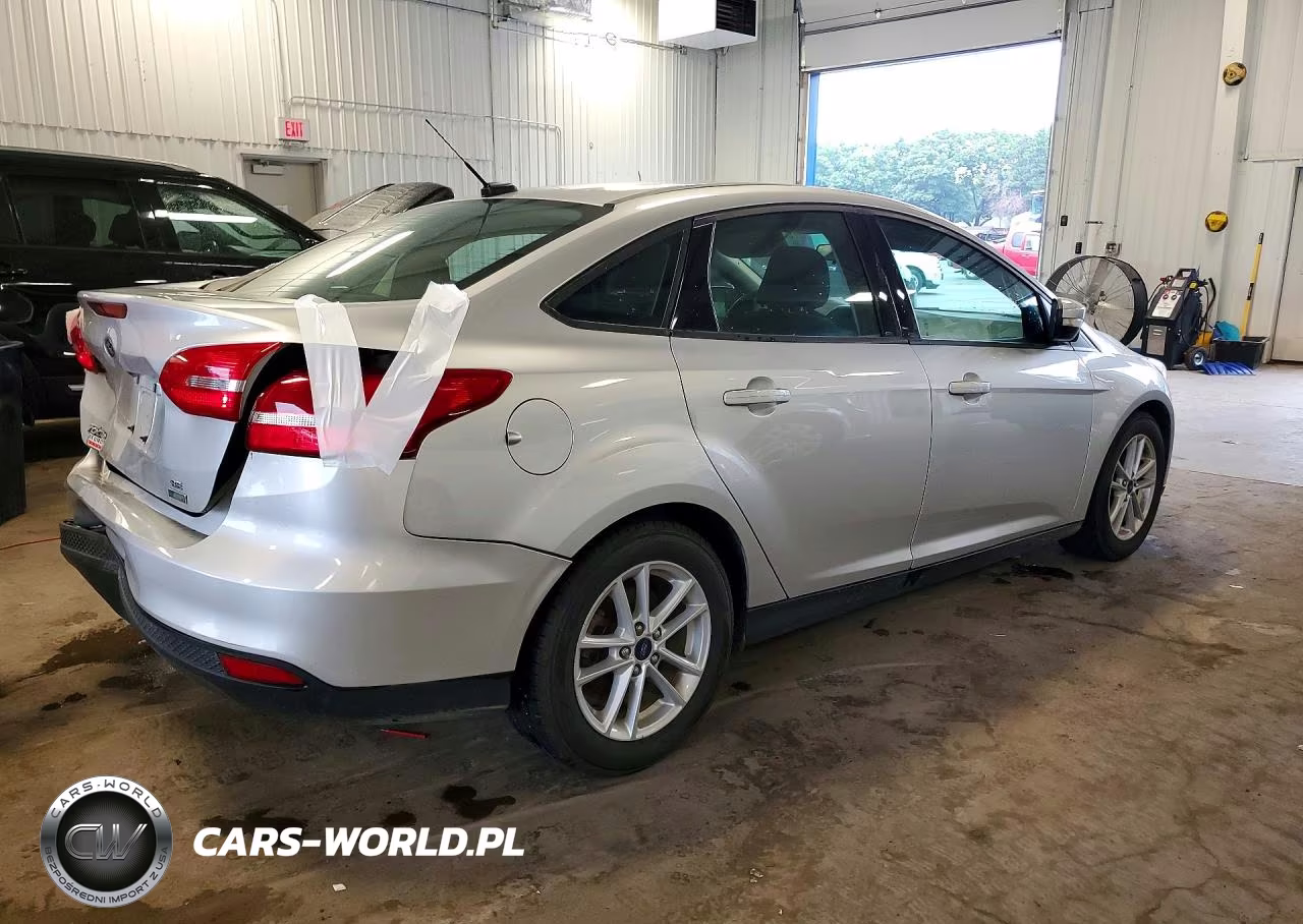 2018 Ford Focus Se VIN:1FADP3FE4JL236352 - 3