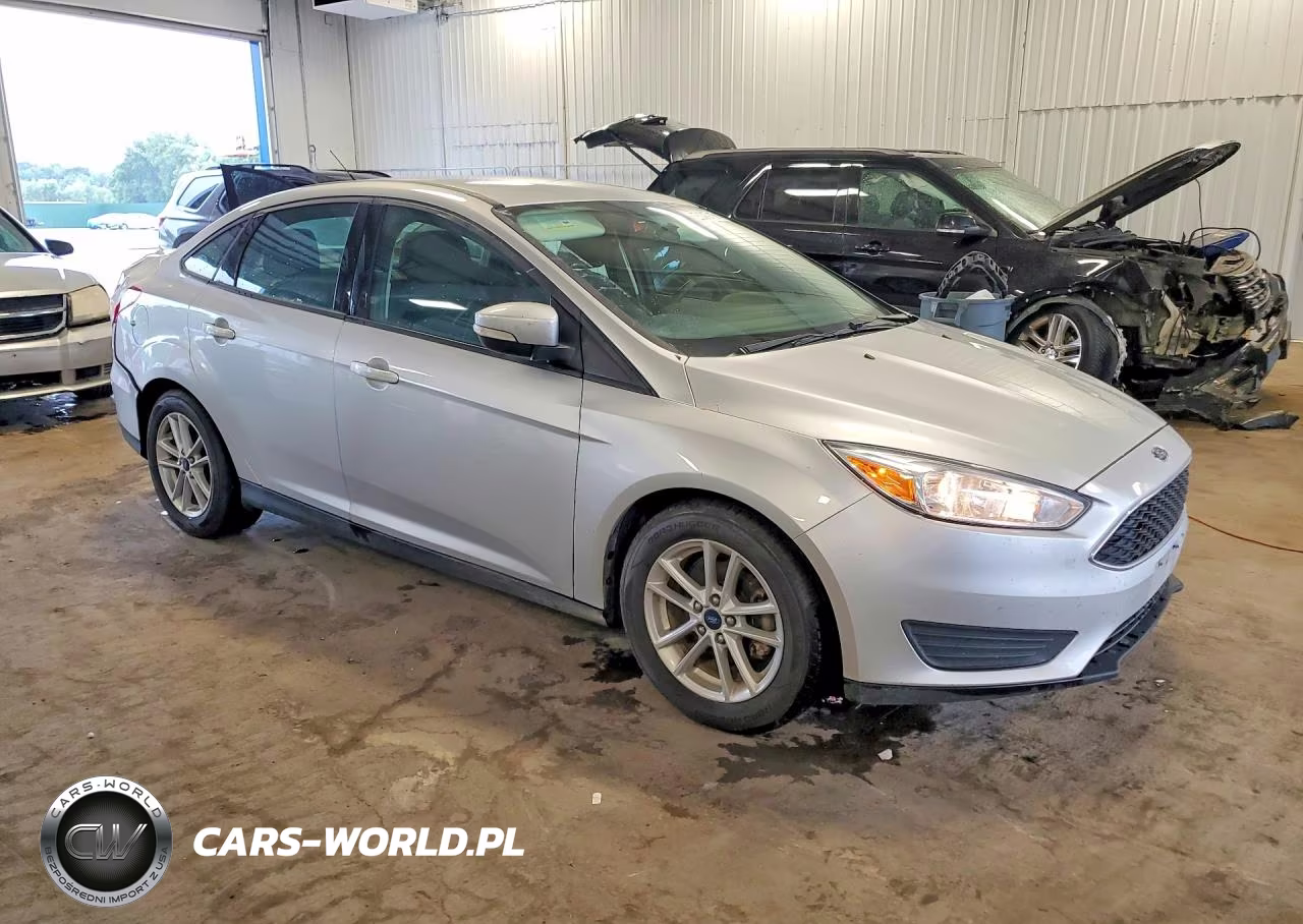 2018 Ford Focus Se VIN:1FADP3FE4JL236352 - 4