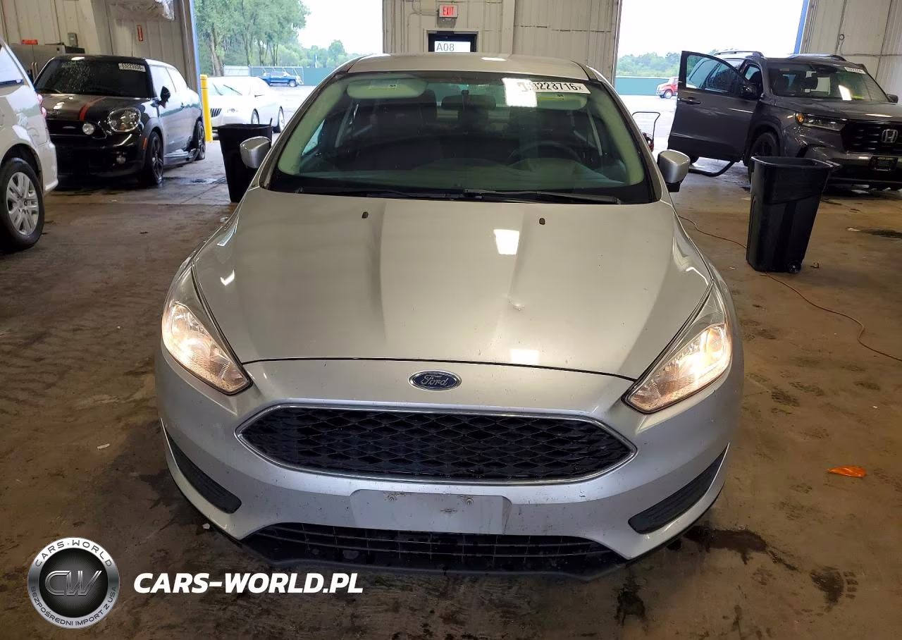 2018 Ford Focus Se VIN:1FADP3FE4JL236352 - 5
