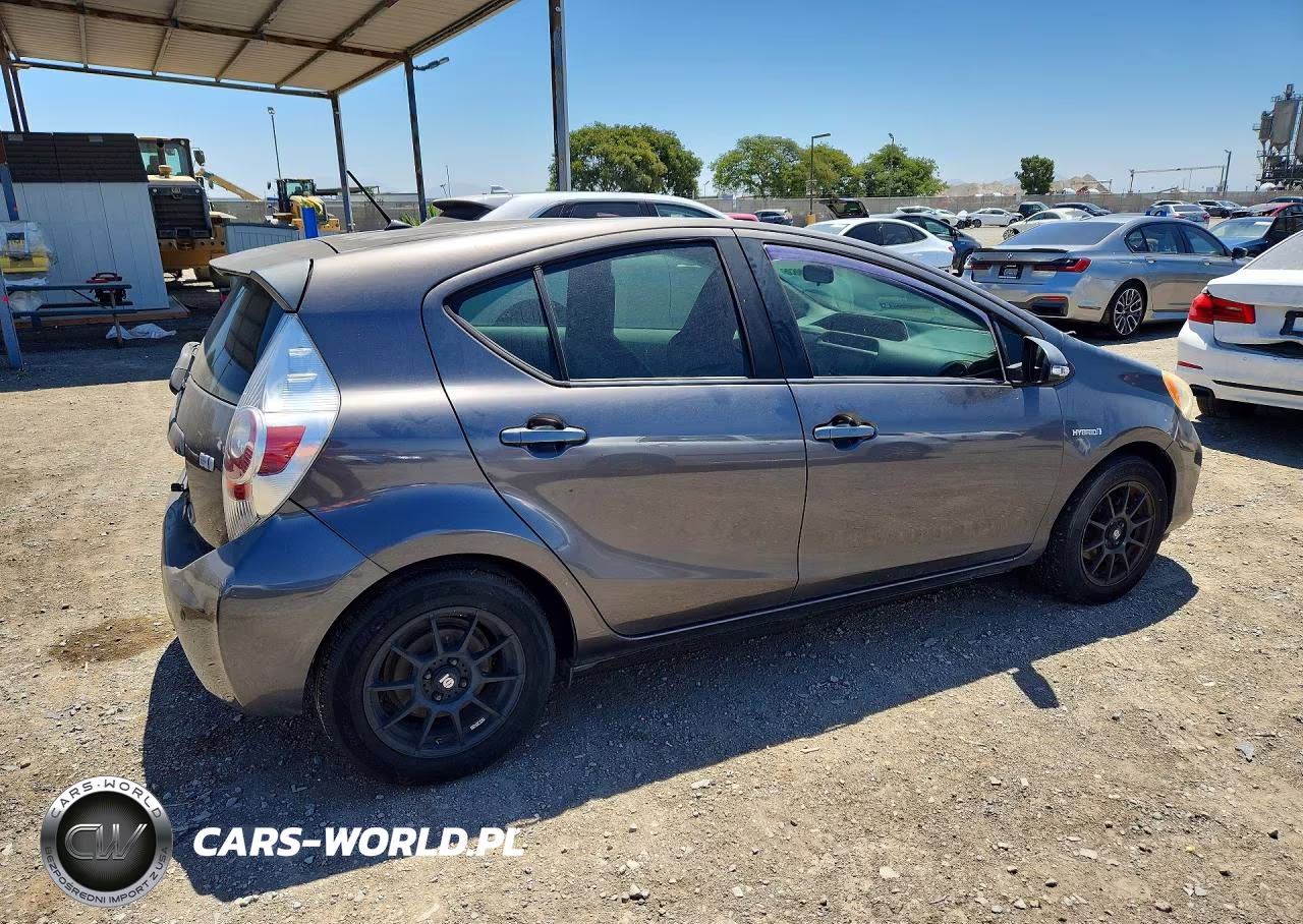 2014 Toyota Prius C One VIN:JTDKDTB3XE1084092 - 3