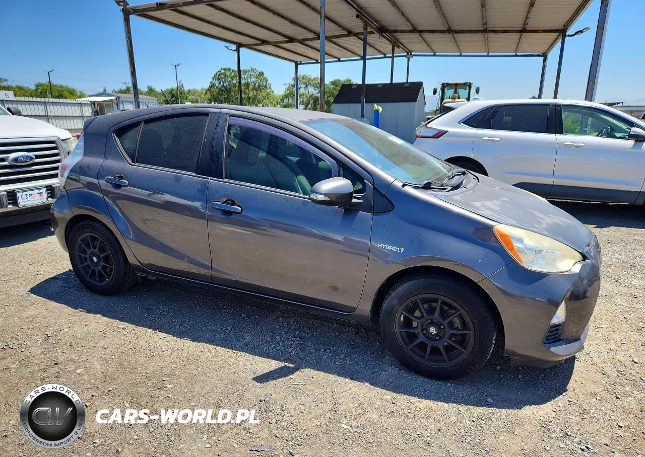 2014 Toyota Prius C One VIN:JTDKDTB3XE1084092 - 4