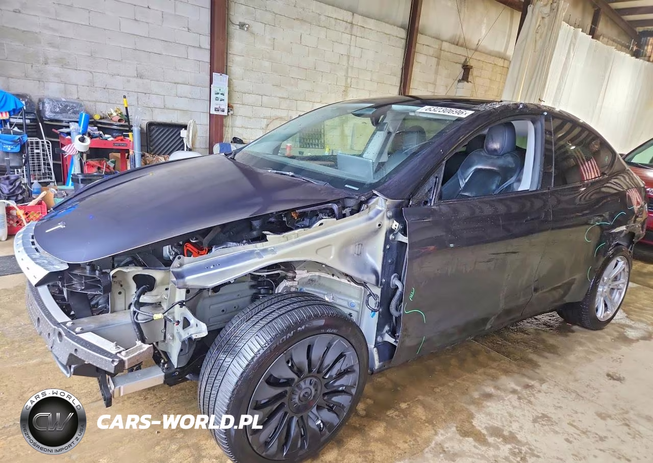 2024 Tesla Model Y VIN:7SAYGDEE5RA272648 - 1