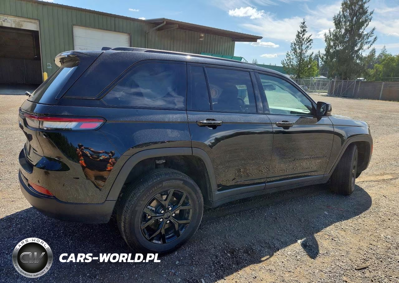 2025 Jeep Grand Cherokee Laredo VIN:1C4RJHAG2S8699425 - 3
