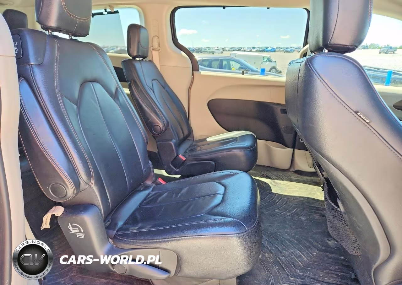 2017 Chrysler Pacifica Touring L VIN:2C4RC1BG8HR795329 - 11