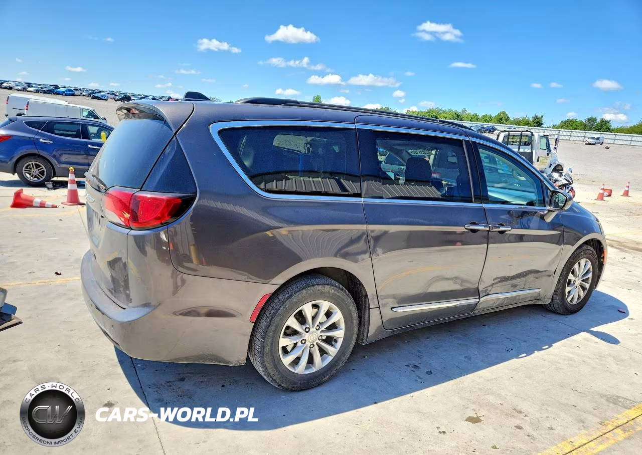 2017 Chrysler Pacifica Touring L VIN:2C4RC1BG8HR795329 - 3