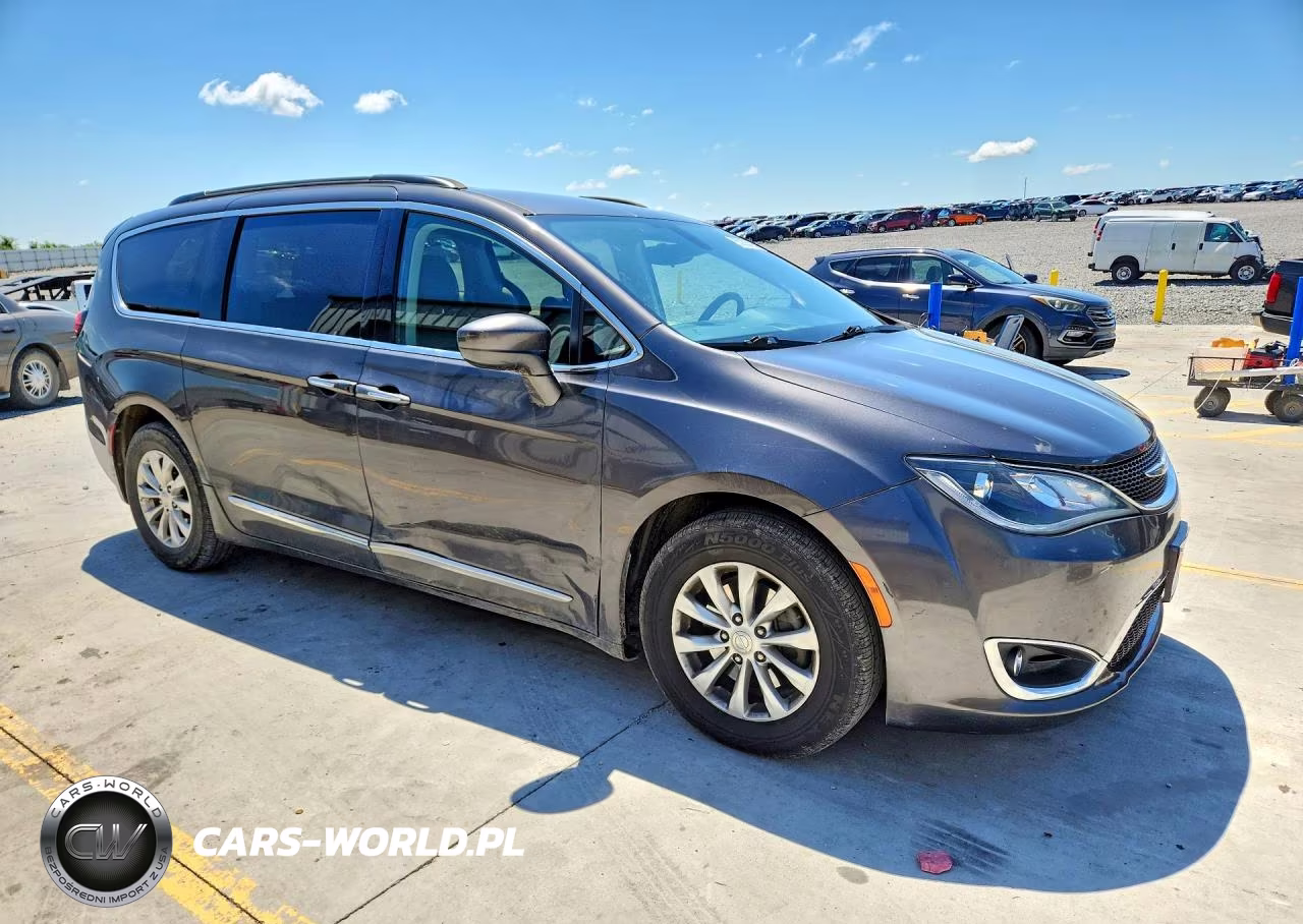 2017 Chrysler Pacifica Touring L VIN:2C4RC1BG8HR795329 - 4